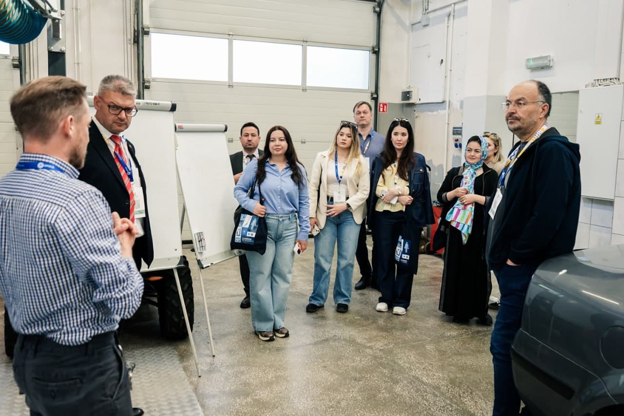 2026-yil 20-may kuni Erasmus+ CBHE GreenCamUz loyihasi doirasidagi o'quv kursining uchinchi kuni Opole Texnologiya Universitetida davom etdi. Dasturga eko-haydash texnikalari, dvigatel tormoz tizimlari hamda yashil kampus konsepsiyalari va muammolari bo'yicha amaliy mashg'ulotlar kiritildi. — 1